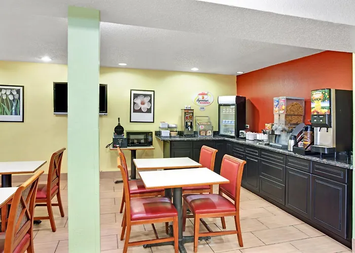 Hotel Super 8 By Wyndham Bolingbrook 2*