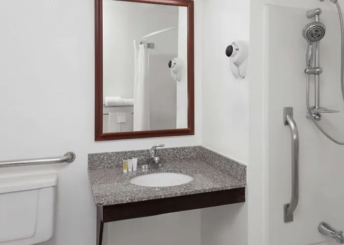 Super 8 By Wyndham Bolingbrook Hotel 2*