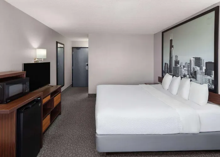 Super 8 By Wyndham Bolingbrook Hotel