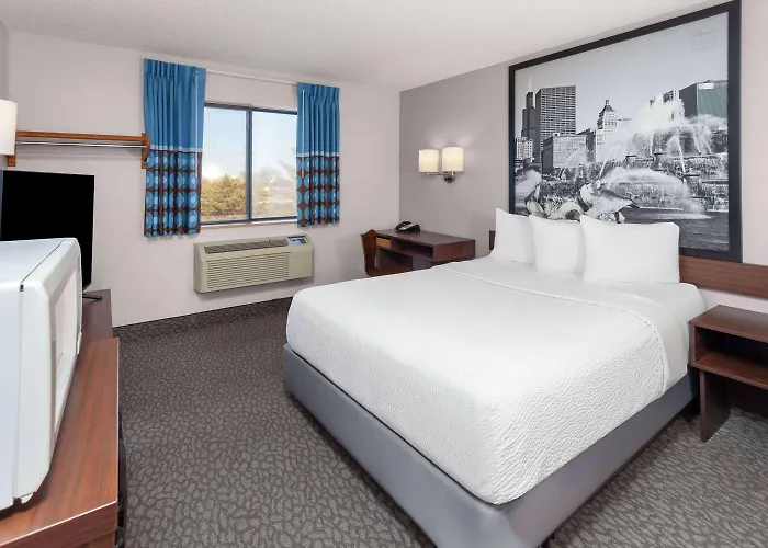Super 8 By Wyndham Bolingbrook